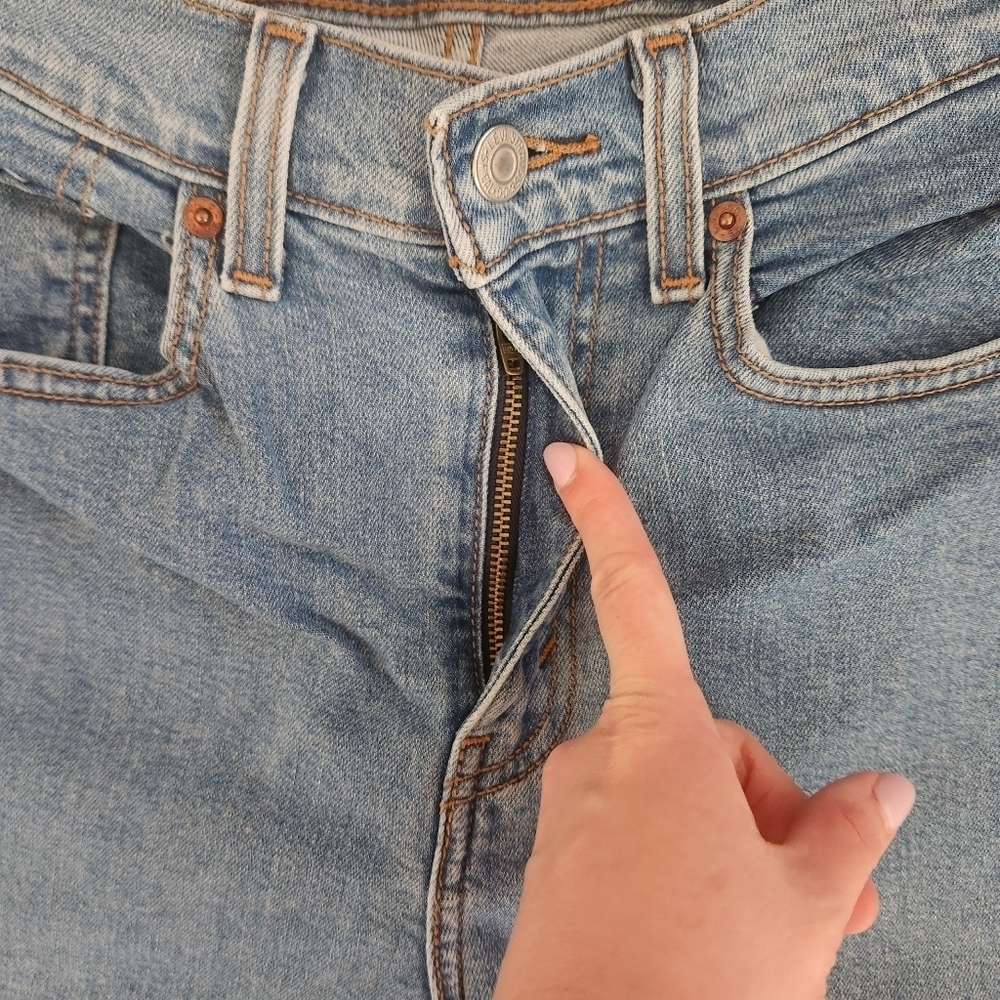 EUC Levi's Mom Jean, Size 28 - Picture 4 of 9